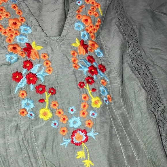 Andree floral embroidered small top - Picture 4 of 5
